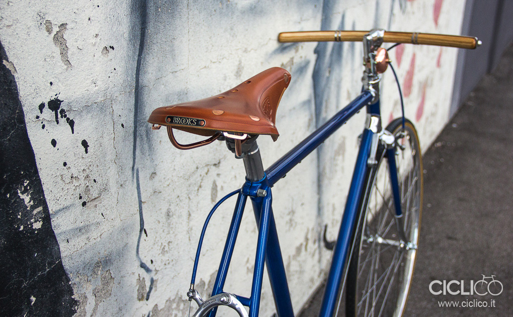 bici da città, urban bike, manubrio in legno, officine milani firenze, brooks, leve freno dia compe